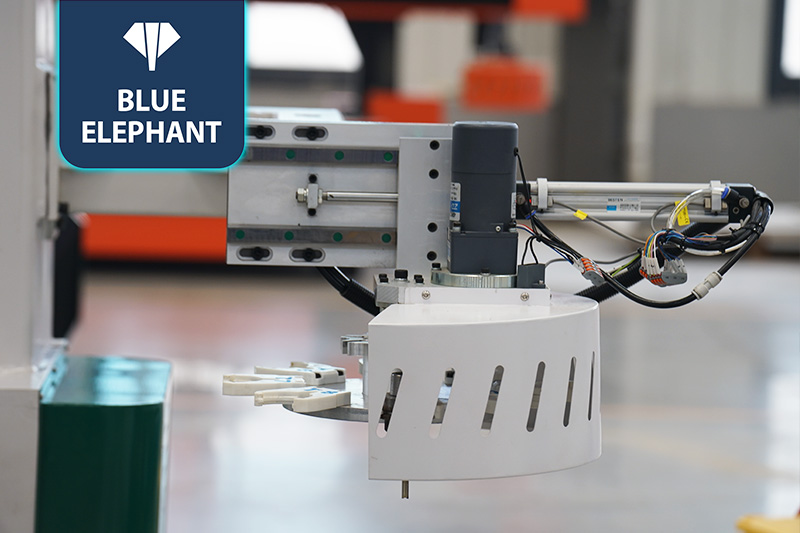 EW3動柱式五軸加工中心